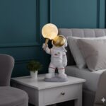 LG-WD50804058 Lampara de mesa de astronauta